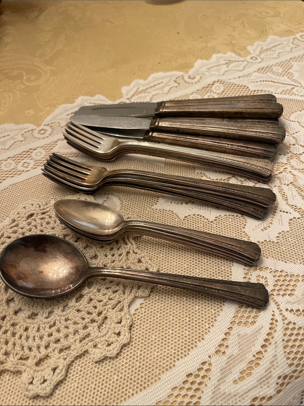 Rogers Deluxe Plate Flatware - Forks, Knives & Spoons